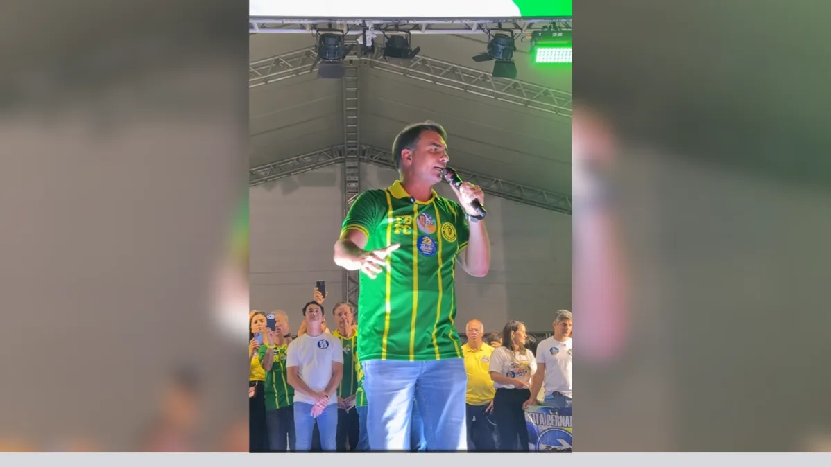 Flávio Bolsonaro afirma em comício que pretende proteger o STF de “laranjas podres”
